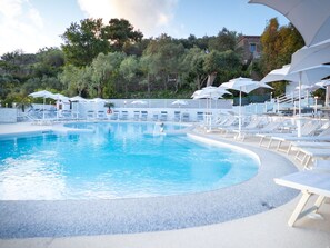 Schwimmbad, Gartenmöbel, Resort, Sonnenliege, Schatten, Hotel, Ferienort, Thermae, Eco Hotel, Regenschirm