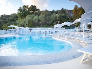 Schwimmbad, Gartenmöbel, Resort, Sonnenliege, Schatten, Hotel, Ferienort, Thermae, Eco Hotel, Regenschirm