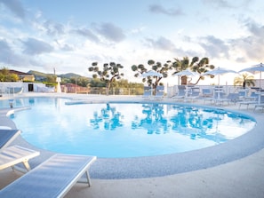 Schwimmbad, Resort, Gartenmöbel, Regenschirm, Freizeit, Hotel, Sonnenliege, Schatten, Ferienort