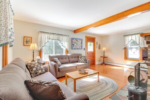 Living Room | 1st Floor | Smart TV | Wood-Burning Fireplace
