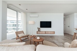 Sunshine and smiles! This cheerful space is a breath of fresh air, filled with light and warmth. Perfect for lazy mornings or lively gatherings, it invites you to soak in the beautiful view and good vibes all around!