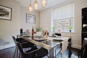 Licata's Apartment Dining Area - StayCotswold