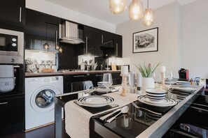 Licata's Apartment Kitchen/Dining Area - StayCotswold