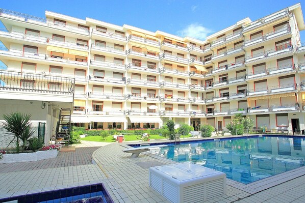 Holiday Home Swimming Pool