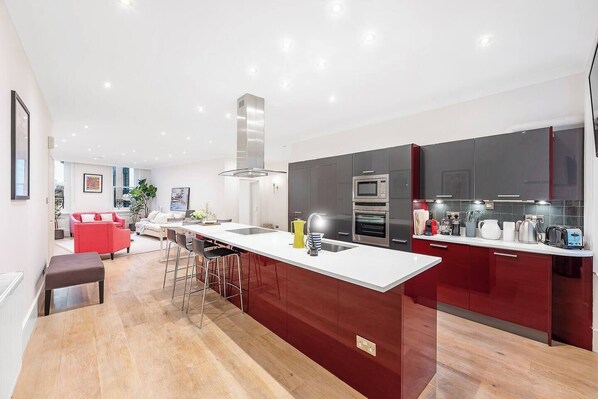 Open Plan Kitchen with Dining Table and Living Area (1)