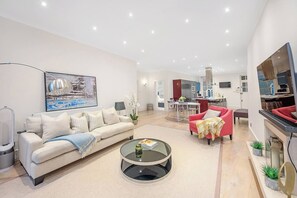 Open Plan Kitchen with Dining Table and Living Area (2)