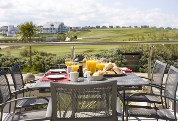 Cinq 5 Zinc is a contemporary and inviting two-bedroom apartment, ideally located just a short walk from Newquay's Fistral Beach