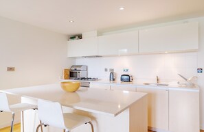 Cinq 5 Zinc, Newquay: Sleek and modern, the kitchen comes fully equipped with all the essentials