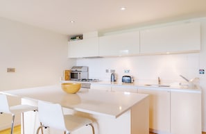 Cinq 5 Zinc, Newquay: Sleek and modern, the kitchen comes fully equipped with all the essentials