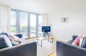 Cinq 5 Zinc, Newquay: The sitting area boasts patio doors leading to your private terrac