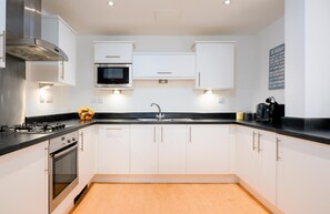Bredon Court 9, Newquay: The sleek apartment is fully equipped with everything you'll need and more