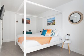 1 Cliff Edge, Newquay: The bedroom boasts a luxurious king-size four-poster bed to unwind in after the days adventures