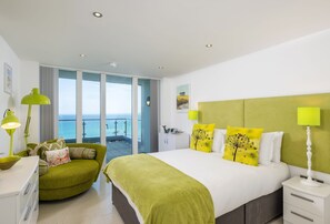 25 Rocklands, Newquay: The beautiful bedroom boasts a 5' king size bed and direct access to the terrace with stunning views