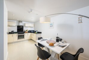 25 Rocklands, Newquay: The open-plan design creates a bright, airy atmosphere, combining a sitting room, fully equipped kitchen, and dining area