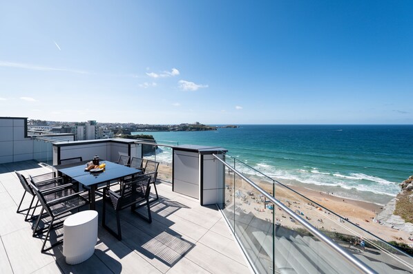 26 Cliff Edge Penthouse is a luxurious coastal escape boasting panoramic ocean vistas across Tolcarne Beach and Newquay Bay