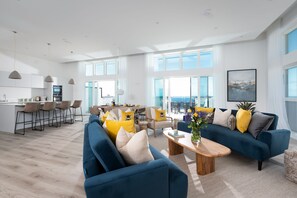 26 Cliff Edge Penthouse, Newquay: The sociable open-plan living space flows effortlessly