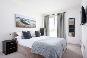 32 One Lusty Glaze, Newquay: Bedroom one with 5' king-size bed, wall-mounted television and en-suite shower room