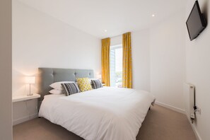41 Tre Lowen, Newquay: The bedroom features a sumptuous 5' king-size bed and wall-mounted Smart television