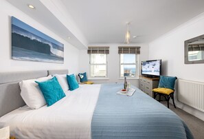 8 Spinnakers, Newquay: Bedroom one features a luxurious 6' super king-size bed