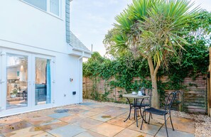 Fistral Palms 2, Newquay: Enjoy alfresco dining on your sun-drenched patio