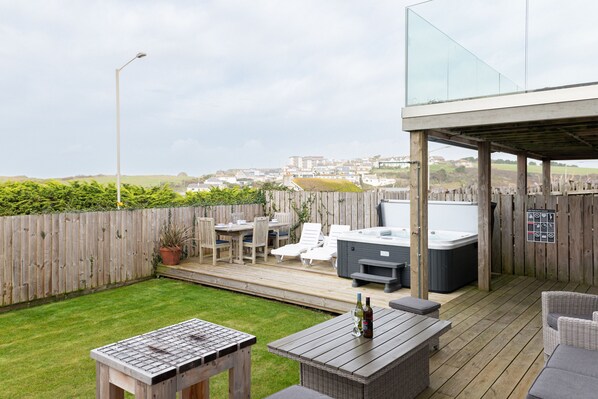 Welcome to Mermaid Gaze, ideally located just a stone's throw from Porth Beach in Newquay