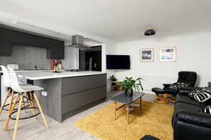 Mermaid Gaze, Newquay: The sleek, sociable living space is perfect for spending quality time with loved ones