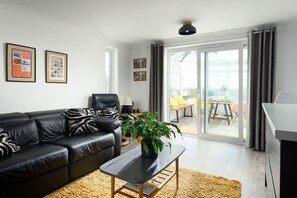 Mermaid Gaze, Newquay: Pop your feet up in the sitting room or read a book in your sunny conservatory