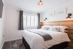 Sandcastles 11 Europa Court, Mawgan Porth: Bedroom one invites you rest your head in luxury