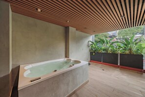 Indoor spa tub