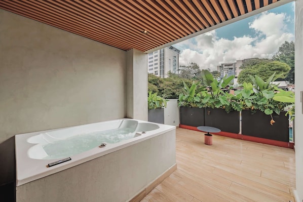 屋外スパ浴槽