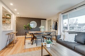 Dining room with plenty of seating