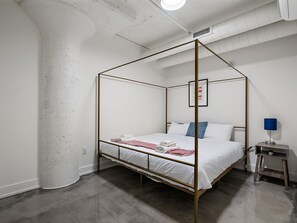 Bedroom - Queen Bed