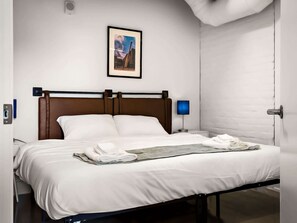 Bedroom 1 - 1 queen bed