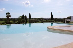 Piscine extérieure commune