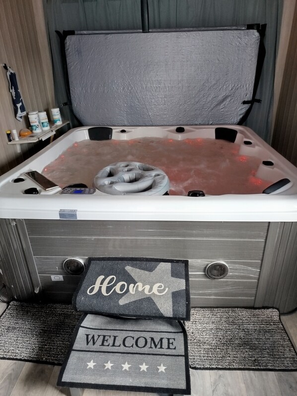 Indoor spa tub