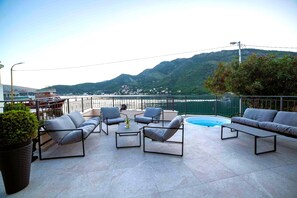 Luxury Seafront 1 Bedroom | Jacuzzi | 36m² Terrace | Stunning Bay Views