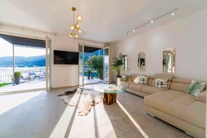 Luxury Seafront 1 Bedroom | Jacuzzi | 36m² Terrace | Stunning Bay Views