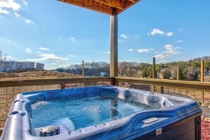 Fireside Lodge's bubbling hot tub