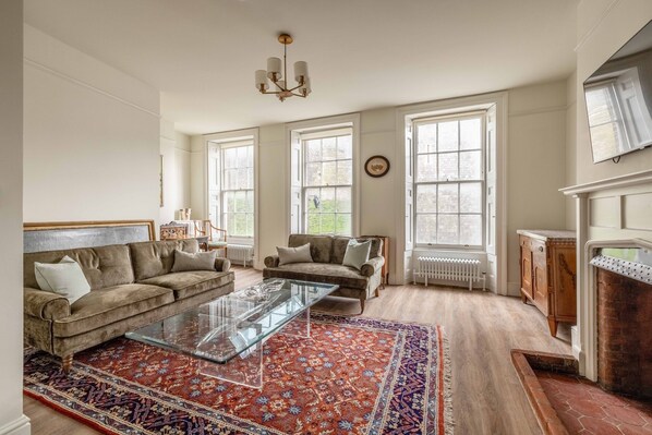 Large living room open plan with SMART TV 