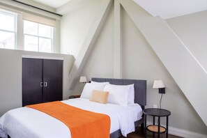 Bedroom with queen size bed