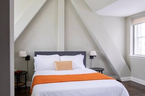 Bedroom with queen size bed