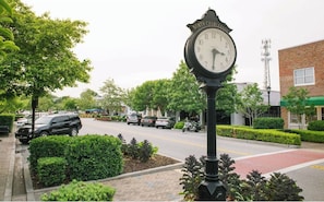 Walkable to tasty eats/drinks & local shopping at the charming Park Circle area