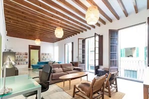 The sitting room is 65m2