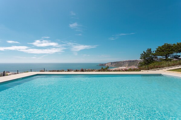 Flat on the Portuguese Silver Coast, 2 bedrooms, sea view, shared pool. Easy access to Nazaré beach. Ideal for a memorable holiday. SCH