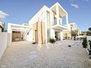 Willkommen im Casa Encanto da Foz! Modernes Refugium in Foz do Arelho, nahe dem Strand und der Lagune von Óbidos. Ideal für Familien und Freunde an der Silberküste