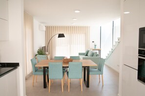 Willkommen im Casa Encanto da Foz! Modernes Refugium in Foz do Arelho, nahe dem Strand und der Lagune von Óbidos. Ideal für Familien und Freunde an der Silberküste