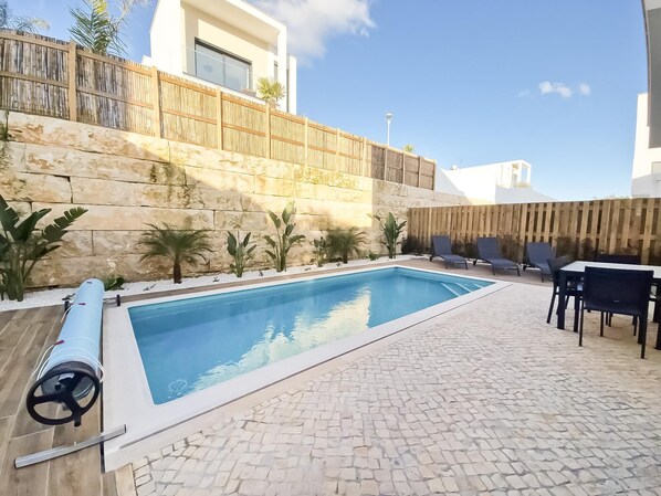 Willkommen im Casa Encanto da Foz! Modernes Refugium in Foz do Arelho, nahe dem Strand und der Lagune von Óbidos. Ideal für Familien und Freunde an der Silberküste