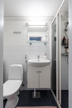 The bathroom includes a shower, WC, and a washing machine for added convenience.