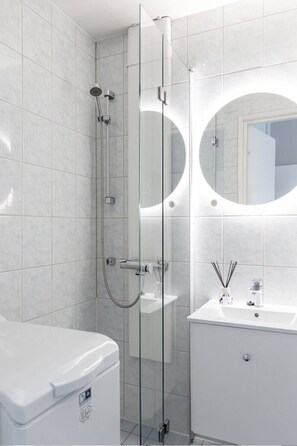 Apartment bathroom with a washing machine