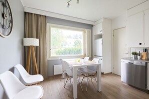 Bright and airy dining area connected to the kitchen, featuring light and fresh decor – perfect for shared meals.